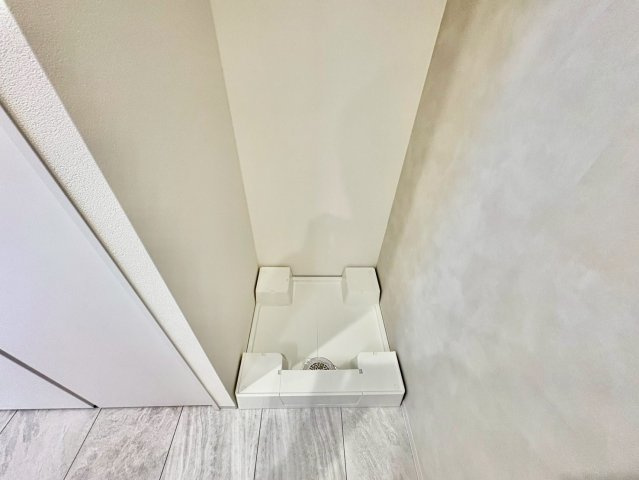 洗濯物の仕分け作業がしやすく、整理整頓が容易になります。洗濯音や湿気を他の部屋に持ち込まず、生活環境を快適に保ちます。上部を活用すれば収納スペースを確保でき洗剤や洗濯用品の整理もしやすくなります。
