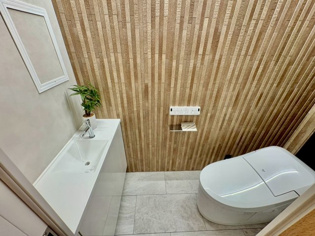 温水洗浄便座付トイレは温水洗浄機能により、暖かい水でおしりを洗浄することができ、冷たい水を使う従来の便座に比べ、温水洗浄機能で暖かいトイレを提供し、快適な使用を可能にします。