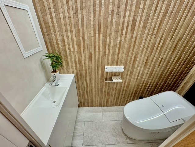 温水洗浄便座付トイレは温水洗浄機能により、暖かい水でおしりを洗浄することができ、冷たい水を使う従来の便座に比べ、温水洗浄機能で暖かいトイレを提供し、快適な使用を可能にします。