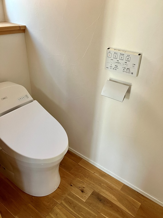 関場町戸建のトイレ|落ち着いた色調のトイレです