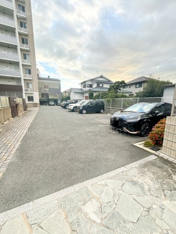 エル・グリシーヌの駐車場|駐車スペースもあります☆