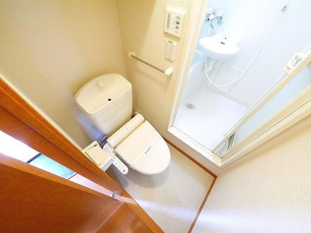 レオパレス伏見Ⅱのトイレ|落ち着いた色調のトイレです