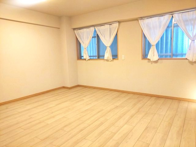 逆瀬川グリーンハイツA棟の洋室|洋室約9.6帖