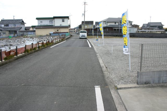 たつの市誉田町福田　売土地の前面道路含む現地写真