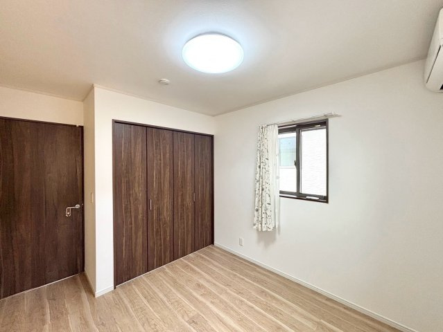 鳴滝般若寺町の洋室|【洋室】
落ち着いた色合いの建具が空間を引き締める洋室。クローゼット付きで、衣類や荷物もすっきり収納できます♪

室内（2026年9月）撮影