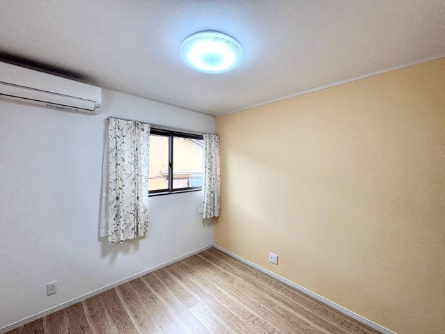 鳴滝般若寺町の洋室|【洋室】
やわらかなアクセントクロスが印象的な洋室。窓から自然光が入り、寝室や子ども部屋、書斎など多用途に使える空間です♪

室内（2026年9月）撮影