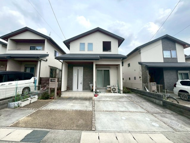鳴滝般若寺町の外観|≪些細なことでもご相談ください！≫
地元に詳しいスタッフにもご相談可能！
短時間のご見学＆ご相談も受付中！