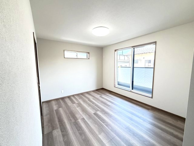 ワイウッドコート渋川市渋川第1期5号棟の洋室|２階洋室１です