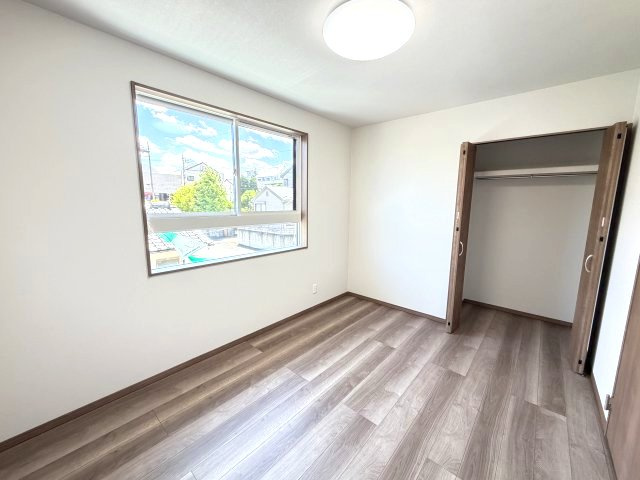 ワイウッドコート渋川市渋川第1期5号棟の洋室|２階洋室２です♪収納も付いています♪