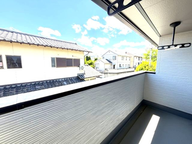 ワイウッドコート渋川市渋川第1期5号棟のバルコニー|南面バルコニーは、室内にも暖かな陽光を取り入れることができます☆