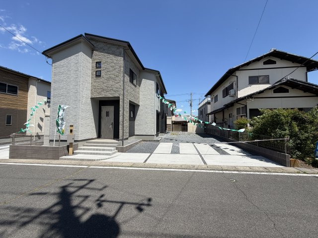 ワイウッドコート渋川市渋川第1期5号棟の前面道路含む現地写真|駐車場は並列駐車で出し入れもしやすいですよ♪