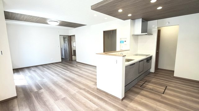 ワイウッドコート渋川市渋川第1期5号棟の居間・リビング|カウンターキッチンなのでお料理をしながら会話もできます。
夕食の支度をしながら、お子様の様子も見られて自然と会話も増えますよ♪
