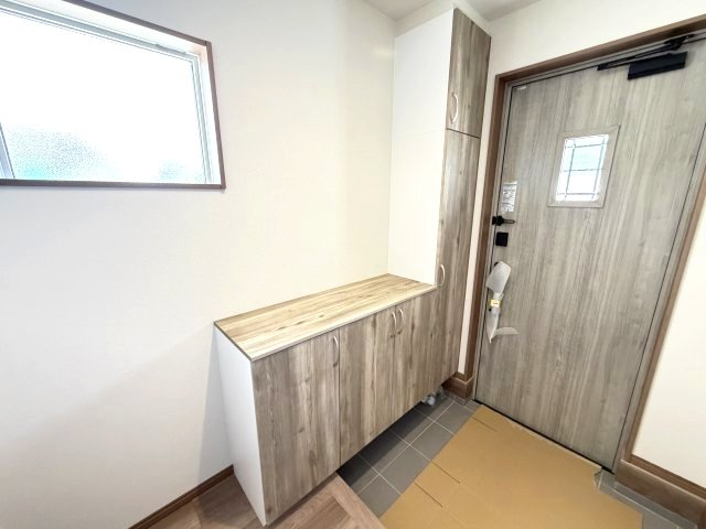 ワイウッドコート渋川市渋川第1期5号棟の玄関|収納もある玄関です