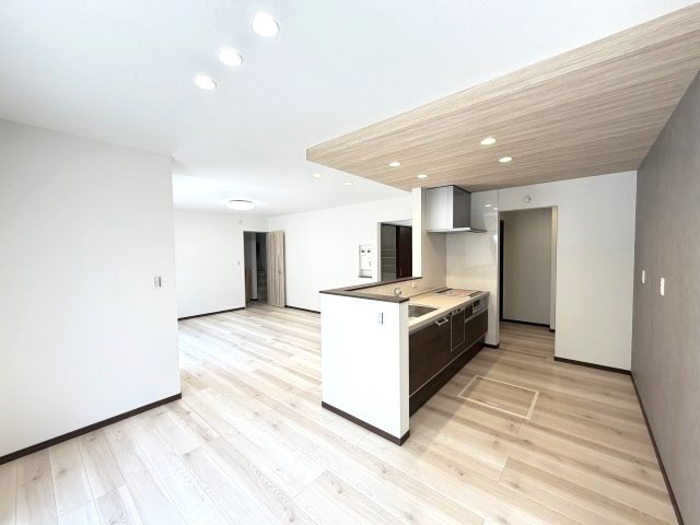 ワイウッドコート渋川市渋川第1期4号棟の居間・リビング|カウンターキッチンなのでお料理をしながら会話もできます。
夕食の支度をしながら、お子様の様子も見られて自然と会話も増えますよ♪
