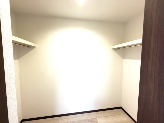 ワイウッドコート渋川市渋川第1期4号棟の収納|2階洋室１収納ウォークインクローゼットです♪