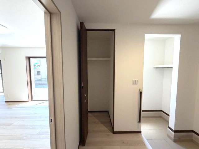 ワイウッドコート渋川市渋川第1期4号棟の収納|玄関ホールにも収納スペースがあります♪