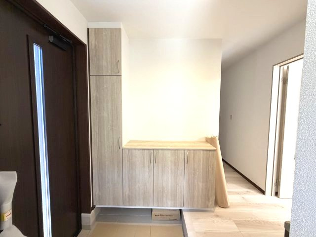 ワイウッドコート渋川市渋川第1期4号棟の玄関|収納もある玄関です