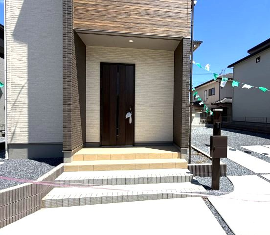 ワイウッドコート渋川市渋川第1期4号棟の玄関|毎日通る玄関はこちらです☆
