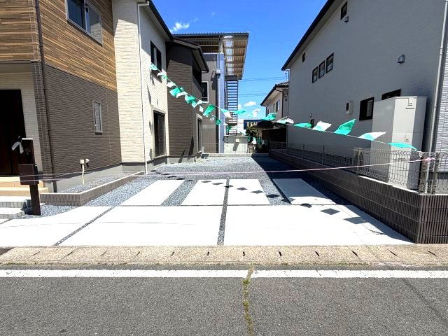 ワイウッドコート渋川市渋川第1期4号棟の駐車場|駐車場もキレイに整備されています。前面道路も広々しているので車の出し入れもしやすいですよ！
