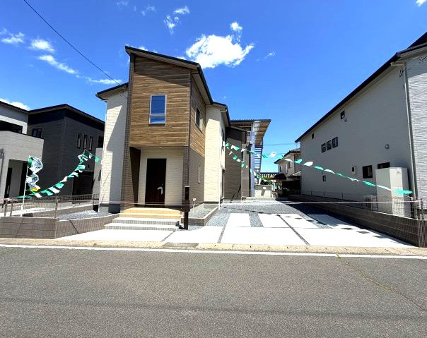 ワイウッドコート渋川市渋川第1期4号棟の前面道路含む現地写真|前面道路も広々していて車の出し入れもしやすいですよ！