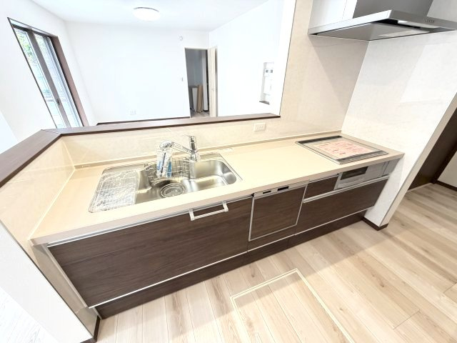 ワイウッドコート渋川市渋川第1期4号棟のキッチン|人気のカウンターキッチン採用です☆
調理スペースも広くストレスなくお料理できます。
浄水器つきなので美味しいお水も飲めますよ♪
収納も沢山ご用意しています。