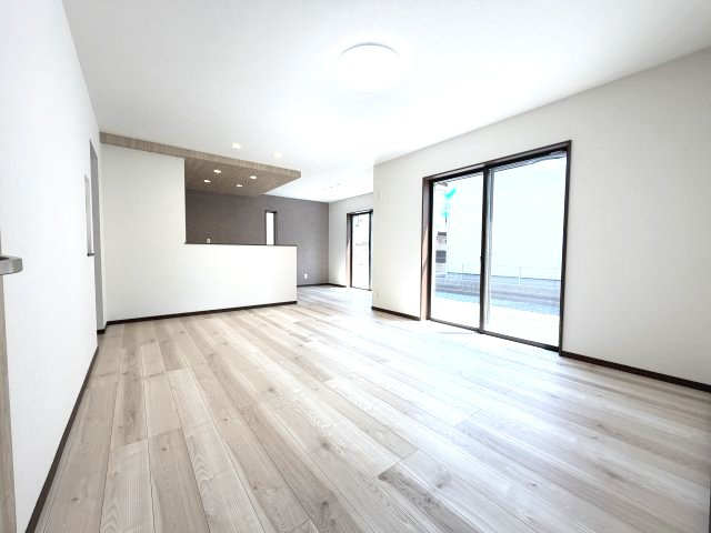 ワイウッドコート渋川市渋川第1期4号棟の洋室|人気の対面式キッチンを配した空間はお好みの家具も合わせやすく、家族がくつろぐ快適な空間造りをサポート。窓からは明るい陽光が差し込みます。