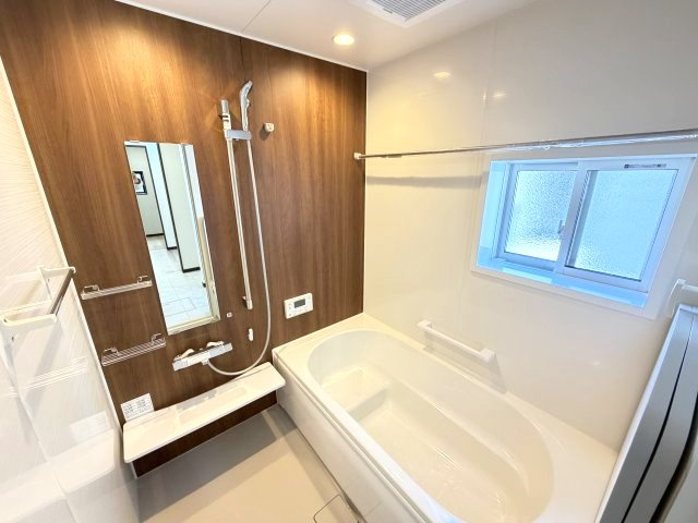 ワイウッドコート渋川市渋川第1期4号棟の浴室|１坪タイプのフルオートバスです！
足を延ばして入れる広さなので一日の疲れも癒されますよ♪
室内物干しや浴室乾燥機もあるのでお天気の悪い日にはランドリースペースとしてもご利用できます！