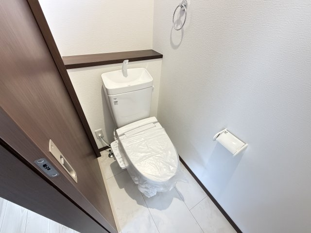 ワイウッドコート渋川市渋川第1期4号棟のトイレ|2階トイレです。清潔感のある白を基調としています。