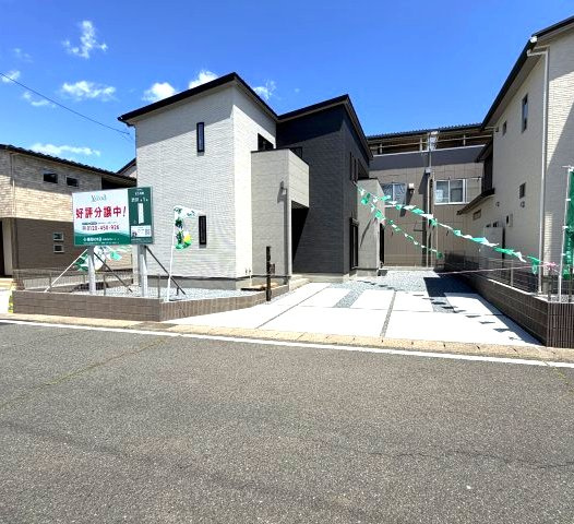 ワイウッドコート渋川市渋川第1期3号棟の前面道路含む現地写真|前面道路も広々していて車の出し入れもしやすいですよ！駐車場もキレイに整備されています♪