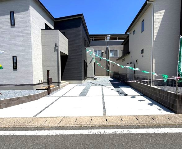 ワイウッドコート渋川市渋川第1期3号棟の駐車場|駐車場もキレイに整備されています。前面道路も広々しているので車の出し入れもしやすいですよ！