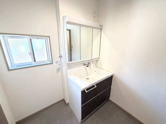 ワイウッドコート渋川市渋川第1期3号棟の独立洗面台|シャワー水栓付き洗面台で朝の身支度もバッチリです！
洗面台には収納スペースもあり洗面室もすっきり片付きますよ！