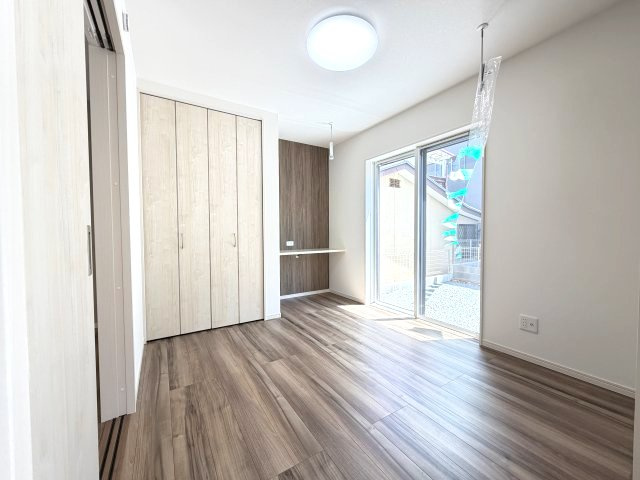 ワイウッドコート渋川市渋川第1期2号棟の洋室|リビングと続き間タイプの洋室です♪収納も付いています♪