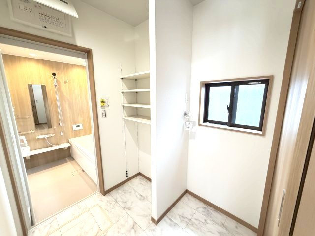 ワイウッドコート渋川市渋川第1期1号棟の脱衣所|脱衣室です。洗面室・脱衣室分離型なので入浴後のお着替えもゆったりできます♪