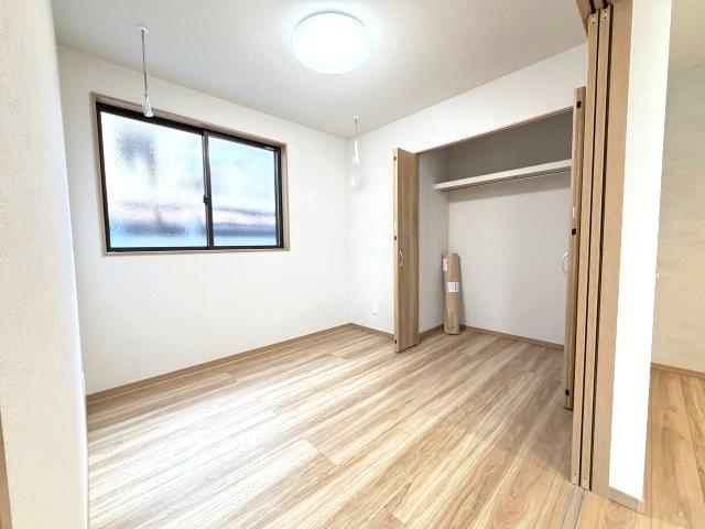 ワイウッドコート渋川市渋川第1期1号棟の洋室|1階洋室4.5帖です！収納も付いています♪