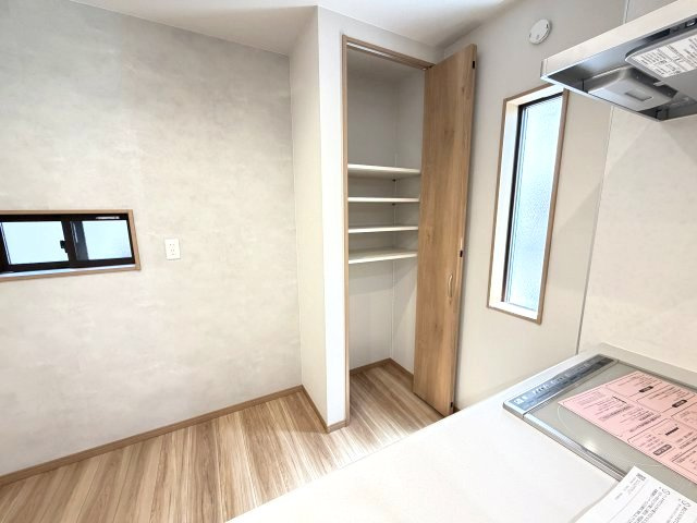 ワイウッドコート渋川市渋川第1期1号棟の玄関|キッチンには便利なパントリー付きなので非常食やキッチン用品の片付けにも重宝します。