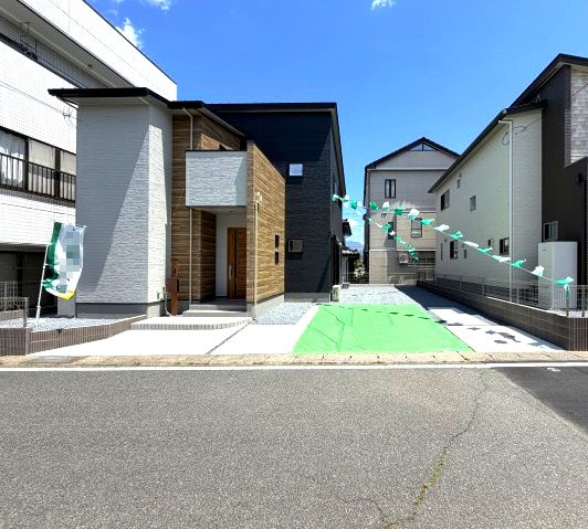 ワイウッドコート渋川市渋川第1期1号棟の前面道路含む現地写真|前面道路も広々していて車の出し入れもしやすいですよ！