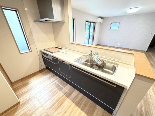 ワイウッドコート渋川市渋川第1期1号棟のキッチン|人気のカウンターキッチン採用です☆
コンロも３口ご用意しています！調理スペースも広くストレスなくお料理できます。
浄水器つきなので美味しいお水も飲めますよ♪
収納も沢山ご用意しています。