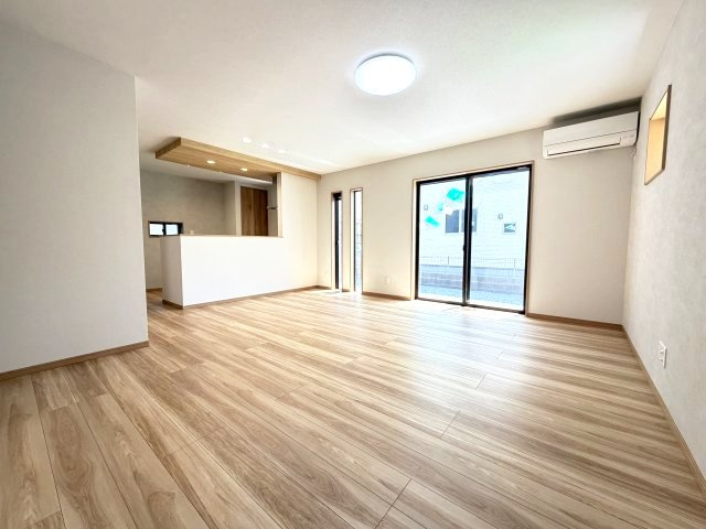 ワイウッドコート渋川市渋川第1期1号棟の居間・リビング|人気の対面式キッチンを配した空間はお好みの家具も合わせやすく、家族がくつろぐ快適な空間造りをサポート。窓からは明るい陽光が差し込みます。