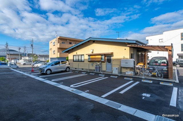 サンセール若里の駐車場