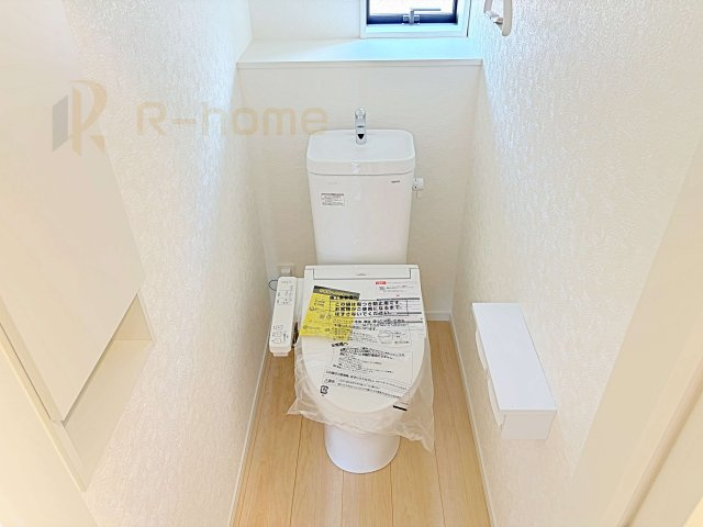 下妻市鬼怒第7　新築戸建て　1号棟のトイレ|温水洗浄便座付きのトイレ。
トイレが２ヵ所設置で朝の忙しい時間でも安心です。