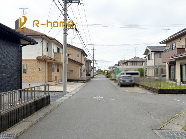 下妻市鬼怒第7　新築戸建て　1号棟の前面道路含む現地写真|周辺環境も併せて案内致します♪
閑静な住宅地で笑顔あふれる新生活！
ぜひ現地へお越しください♪