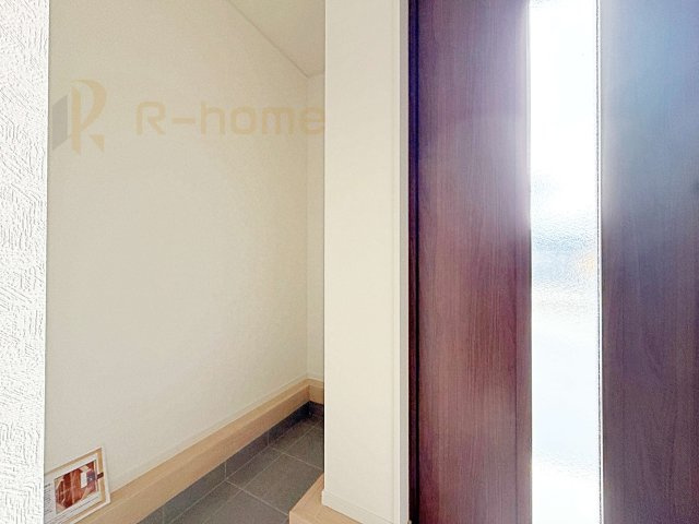 下妻市鬼怒第7　新築戸建て　1号棟の玄関|ベビーカーなども収納できる嬉しい収納スペース♪
