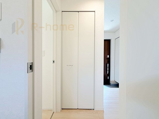 下妻市鬼怒第7　新築戸建て　1号棟の収納|掃除用具などの収納に便利なホールクローゼット！