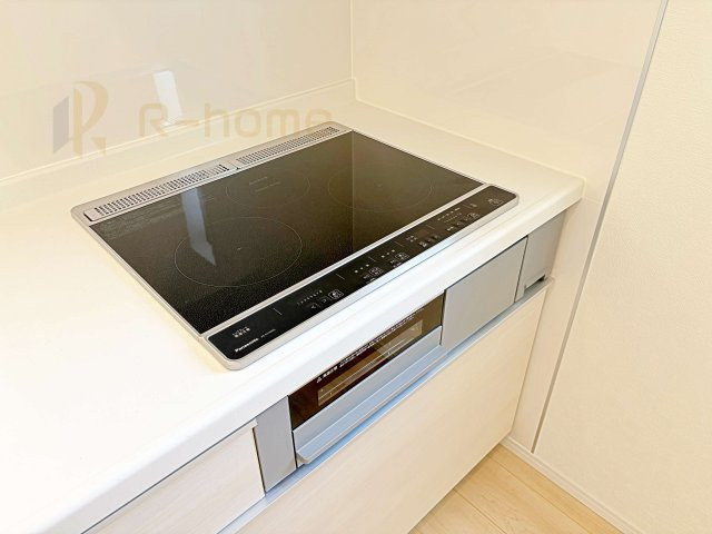 下妻市鬼怒第7　新築戸建て　1号棟の設備|３口のIHクッキングヒーター！凹凸がないのでお手入れもラクラクです♪