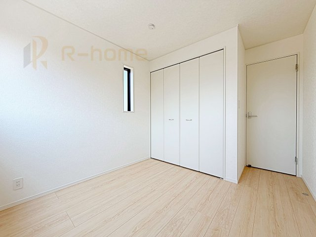 下妻市鬼怒第7　新築戸建て　1号棟の洋室|どんな部屋家具も合わせやすいシンプルな洋室！
たっぷりの日差しと心地よい風が舞い込む住まい♪