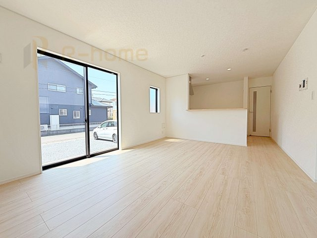 下妻市鬼怒第7　新築戸建て　1号棟の居間・リビング|広々とした余裕のあるリビングです♪大きな窓からは自然光が届きます。