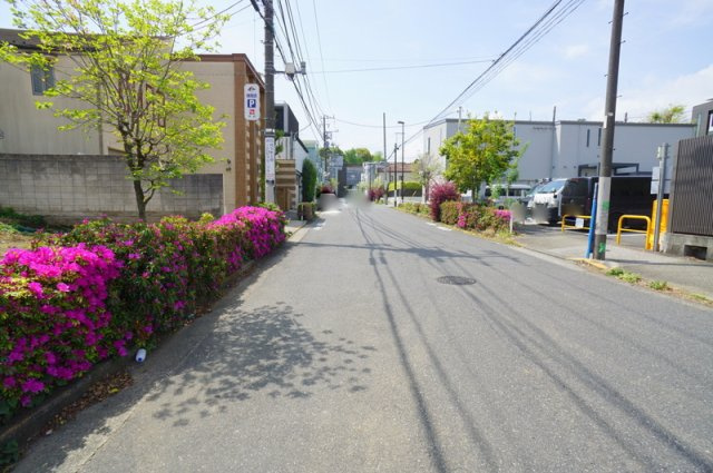 富ヶ谷２　土地の前面道路含む現地写真|北西側公道　幅員約10.9m　間口約12.3m