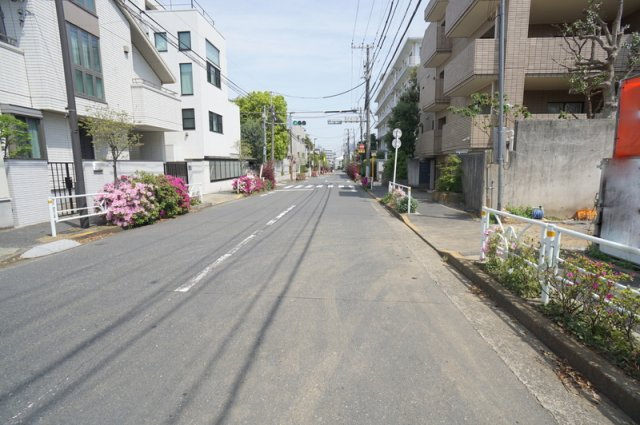 富ヶ谷２　土地の前面道路含む現地写真|北西側公道　幅員約10.9m　間口約12.3m