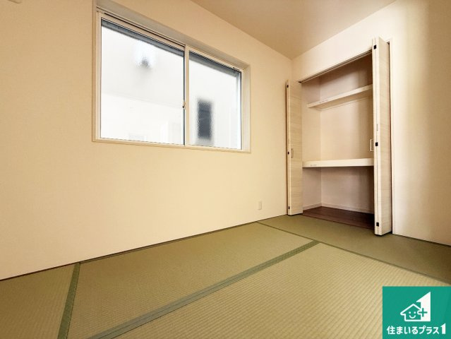 3(土)4(日)現地説明会！◆富田林市甲田　新築一戸建ての和室|一室あると便利な和室は客間としてだけでなく、小さなお子様のプレイルームや食後のくつろぎスペースとしてもご利用いただけます。収納もついていますので大活躍間違いなし！