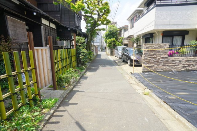 代沢４　土地の前面道路含む現地写真|南側　公道　幅員約3.3m　接道約10.0m
